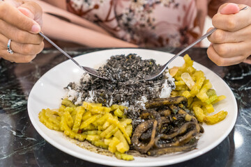 Eat rice with squid, bitter melon and fork sauce
