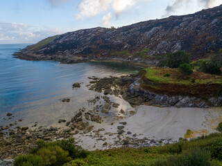Bosque y playa quemado en los incendios de Galicia