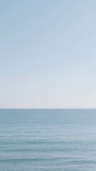Obraz premium Calm Ocean Horizon Under Clear Sky