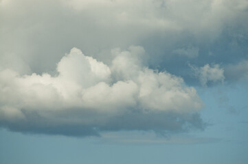 blue and white background, in the photo blue sky and white clouds