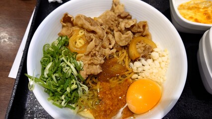 牛肉の乗った混ぜそば