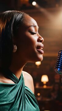 Charmante chanteuse de jazz sur sc&egrave;ne.