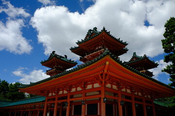 Naklejka premium 日本、京都、平安神宮、神社、庭園、文化財、木造建築、古代建築、日本文化、歷史名勝、文化財、木、綠色、青空、写真素材