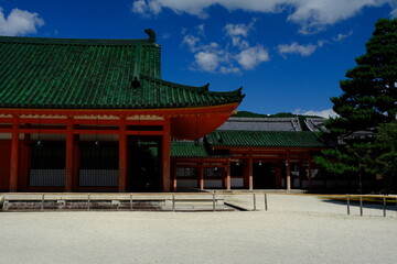 Obraz premium 日本、京都、平安神宮、神社、庭園、文化財、木造建築、古代建築、日本文化、歷史名勝、文化財、木、綠色、青空、写真素材