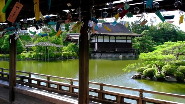 日本、京都、風鈴、平安神宮、神社、庭園、文化財、木造建築、古代建築、日本文化、歷史名勝、文化財、木、綠色、青空、写真素材
