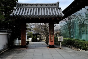 Obraz premium 日本、京都、平等院、佛寺、寺院、文化財、木造建築、古代建築、日本文化、歷史名勝、文化財、木、綠色、青空、写真素材