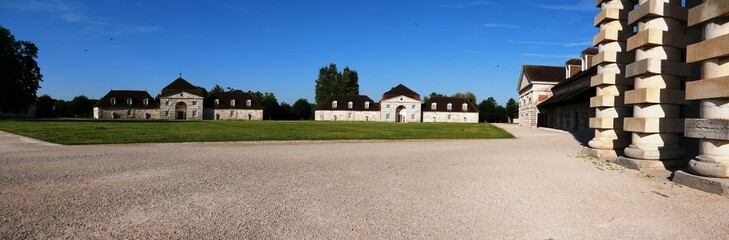 Photo panoramique de la saline royale d’Arc-et-Senans daté du XVIIIe siècle dans le Doubs...