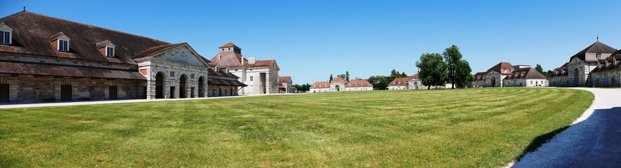 Photo panoramique de la saline royale d’Arc-et-Senans daté du XVIIIe siècle dans le Doubs Franche-Comté France