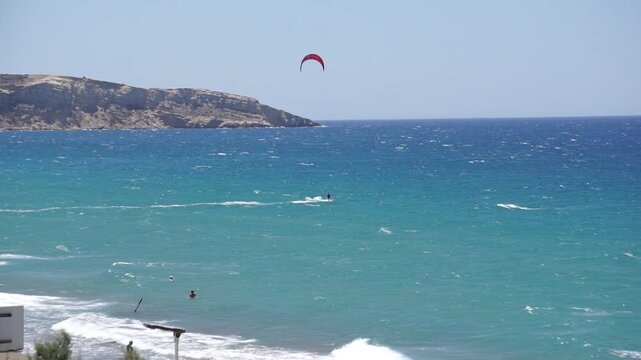 Kitesurfing dalla spiaggia di Kalamaki a sud dell'isola di Creta