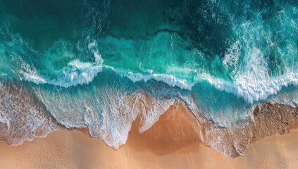Obraz premium High-angle view of a beach with waves