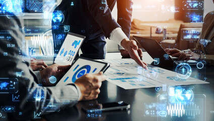 オフィスで会議するビジネスパーソンのグループとデジタルテクノロジーのコンセプト