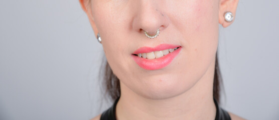 Naklejka premium lippenstiuft, makeup, portrait, gesicht, mund, frau, schönheit, lippen, essen, gesicht, rot, obst, erdbeer, mund, süss, person, make-up, praline, close up, leute, lächeln, hand, lippenstift, gestalten