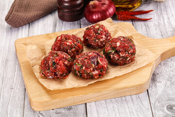 Raw beef meatballs for cooking