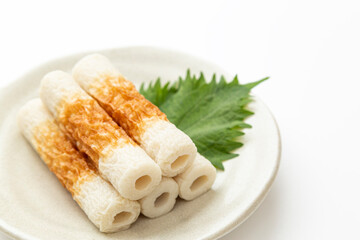 皿に盛られたちくわ　白バック