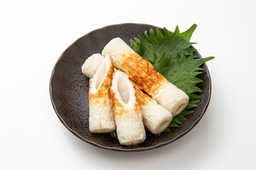 皿に乗ったちくわ　白バック