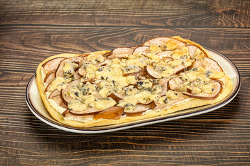 Roman pizza with pear and gorgonzola