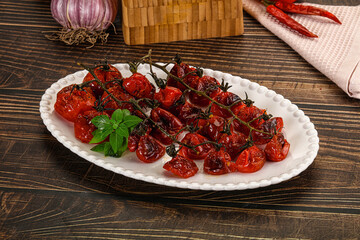 Baked cheeryy momatoes with olive oil