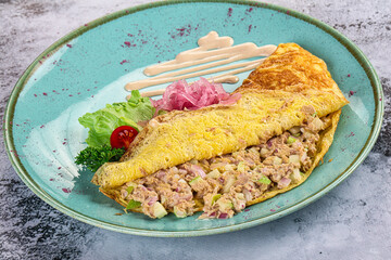 Omelet witn canned tuna and onion