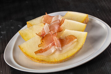 Slised sweet melon with Jamon