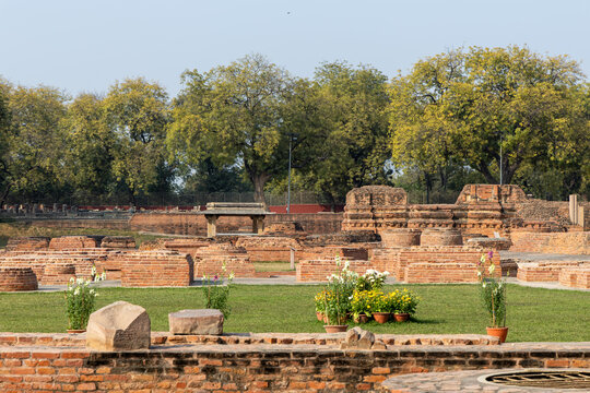 historic sarnath ruins sacred buddhist place captured in daylight