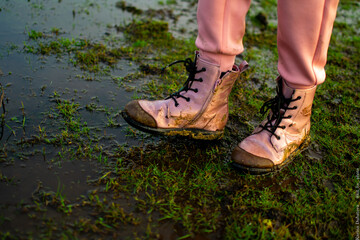Buty w błocie – jesienna wędrówka © karina