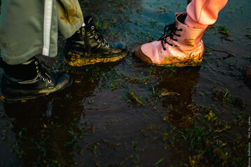 Buty w błocie – jesienna wędrówka © karina