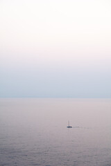 velero en la costa de mallorca
