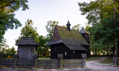 Drewniany zabytkowy Kościól XVI w. w Grębieniu  obok Wielunia