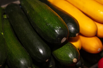 
Warzywa, na targu warzywnym. Cukinia