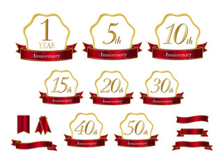 スタイリッシュな金色のアニバーサリーシンボルセット | 赤いリボンの1, 5, 10, 15, 20, 30, 40, 50周年