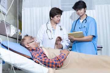 Obraz premium Indian doctor consulting patient in hospital