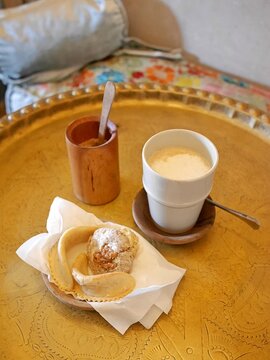 モロッコのカフェのカフェラテとクッキー（カーブ・エル・ガザル、ゴリーバ）