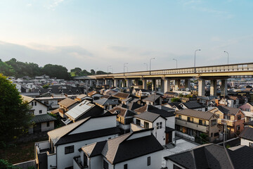 住宅地と高速道路