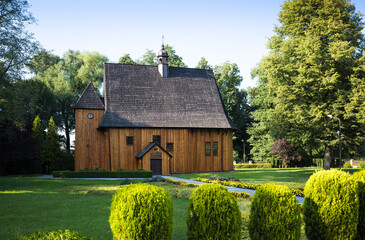 Drewniany XVI  wieczny kościół w Popowicach Wieluń