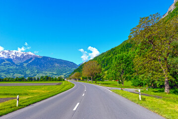 Die Hauptstrasse 13 (St. Gallerstrasse) vor Ortseinfahrt Sargans in Kanton St. Gallen 