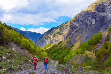 Fototapeta premium Wanderweg von der Wasserfallarena von Batöni nach Weisstannen im Weisstannental , Mels, Kanton St. Gallen