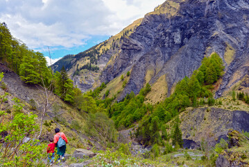 Obraz premium Wanderweg von der Wasserfallarena von Batöni nach Weisstannen im Weisstannental , Mels, Kanton St. Gallen