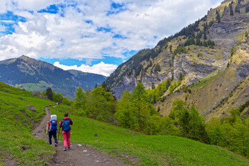 Wanderweg von der Wasserfallarena von Bat&ouml;ni nach Weisstannen im Weisstannental , Mels, Kanton St. Gallen