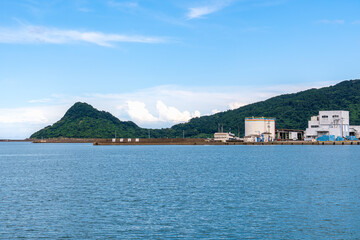 宮崎の港町から望む大島と青い海の爽やかな眺め