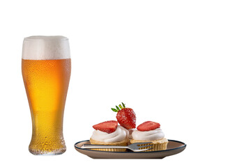 冷えたビールとイチゴのタルト