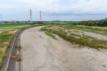 雨不足により河川の川底がむき出し