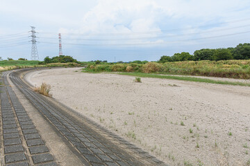 雨不足により河川の川底がむき出し