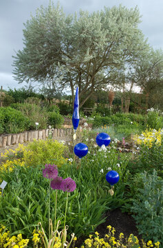 Boule de verre, D&eacute;coration de jardin, Saule argent&eacute;, Ail d'ornement, Jardin botanique des senteurs Syringa, Hilzingen Binningen, Allemagne