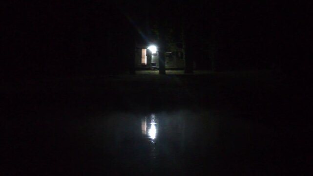 Caravane la nuit en bord d'un lac