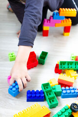 enfant jouant avec des yeux de construction 