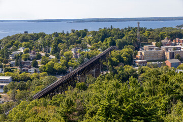 Obraz premium Stunning aerial view from the lookout tower in Parry Sound, showcasing lush greenery and scenic landscapes.