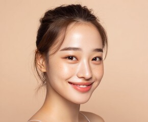 Naklejka premium Close-up portrait of a young woman with radiant skin, displaying a cheerful expression against a neutral backdrop. Her light complexion and subtle freckles highlight her healthy, natural beauty.