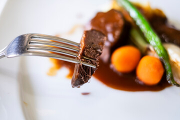 Fototapeta premium 牛フィレステーキを食べる
