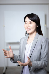 笑顔で説明するビジネスウーマン