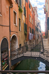 Weneckie kanały - po kt&oacute;rych poruszają się gondole